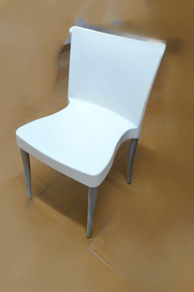 Sillas terraza blancas y grises