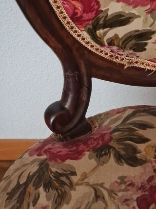 Silla Isabelina antigua, tapizada en motivo floral