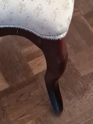 Silla Isabelina antigua, tapizada en motivo floral