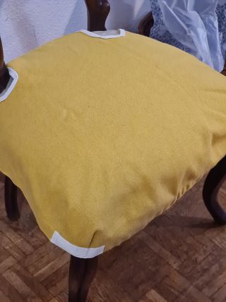 Silla Isabelina antigua, tapizada en motivo floral