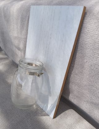 Jarrón de cristal con soporte de madera