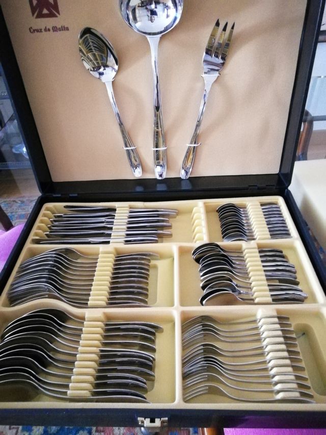 Cubertería Cruz Malta 75 piezas