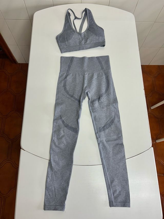 Conjunto deportivo gris