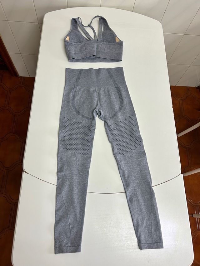 Conjunto deportivo gris