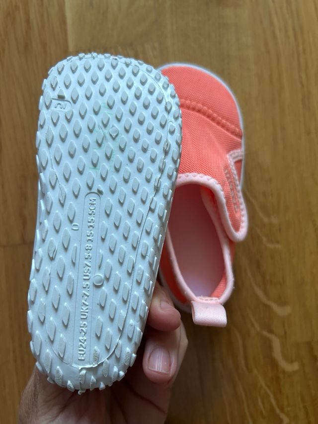 Sandali Cathlon da ragazza/o taglia 24/25 rispettosi.