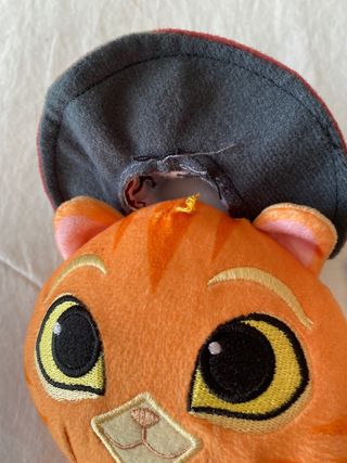 Peluche Gato con botas. Sombrero descosido (foto)