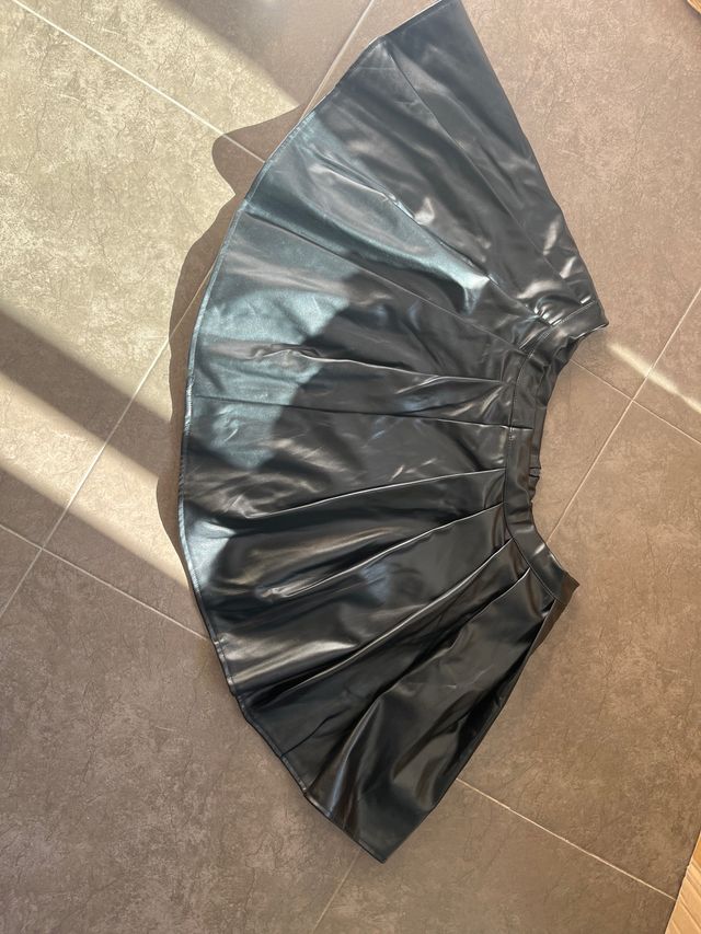 Falda negra plisada