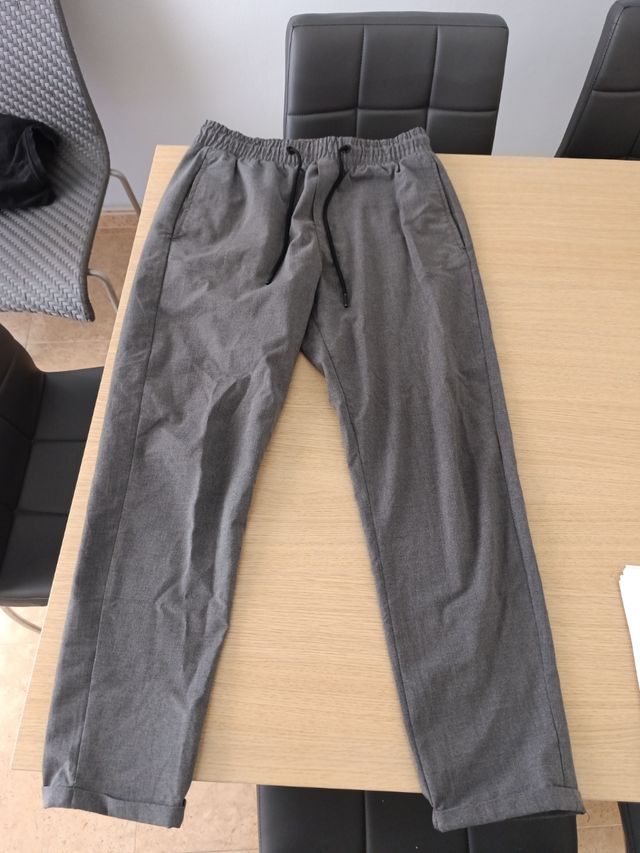 Pantalón chino gris elástico hombre
