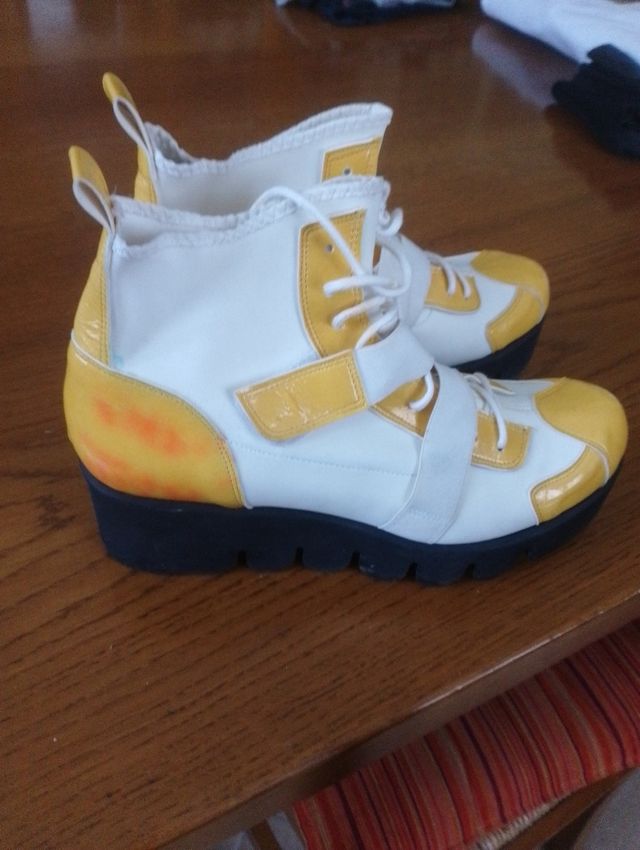 Stivaletti bianchi e gialli n. 38