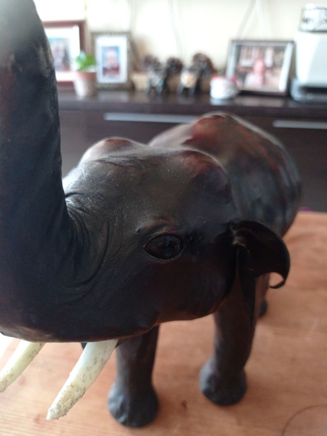 Elefante vintage in pelle marrone