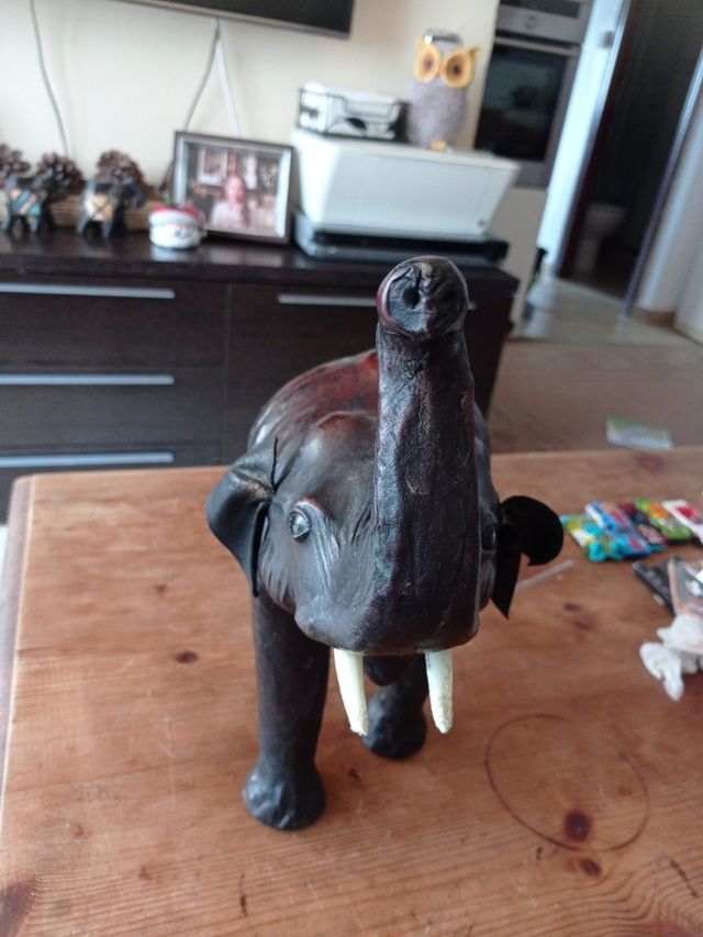 Elefante vintage in pelle marrone