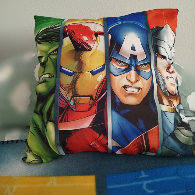 LOTE DE MANTITA Y COJIN CON RELLENO DE AVENGERS