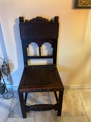 Silla antigua de madera y cuero