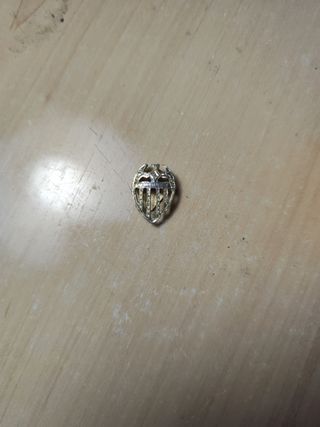Insignia Valencia CF bañada en oro