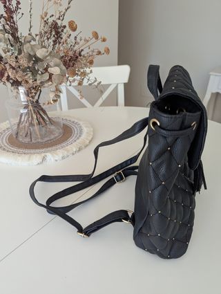 Mochila negra tachuelas doradas nueva + REGALO