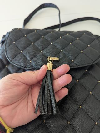 Mochila negra tachuelas doradas nueva + REGALO