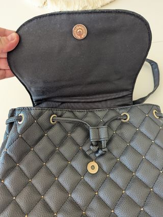 Mochila negra tachuelas doradas nueva + REGALO