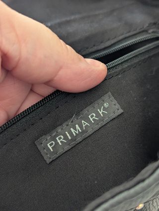 Mochila negra tachuelas doradas nueva + REGALO