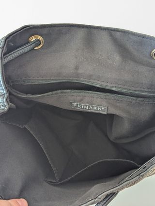 Mochila negra tachuelas doradas nueva + REGALO