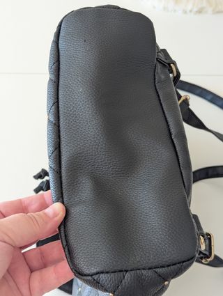 Mochila negra tachuelas doradas nueva + REGALO