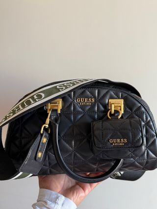 Bolso GUESS negro acolchado Rebajado