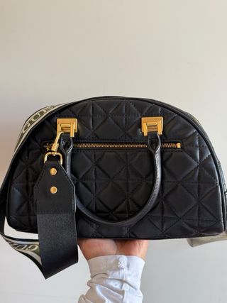 Bolso GUESS negro acolchado Rebajado