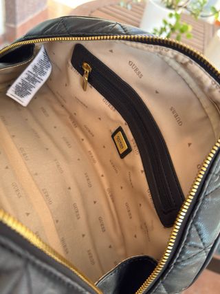 Bolso GUESS negro acolchado Rebajado