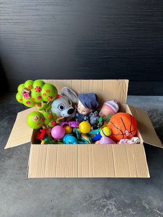 Caja llena de juguetes