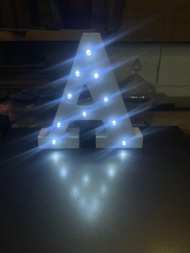 Inicial de madera con luz led 