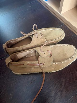 Zapatos ante Adolfo Domínguez Marrón