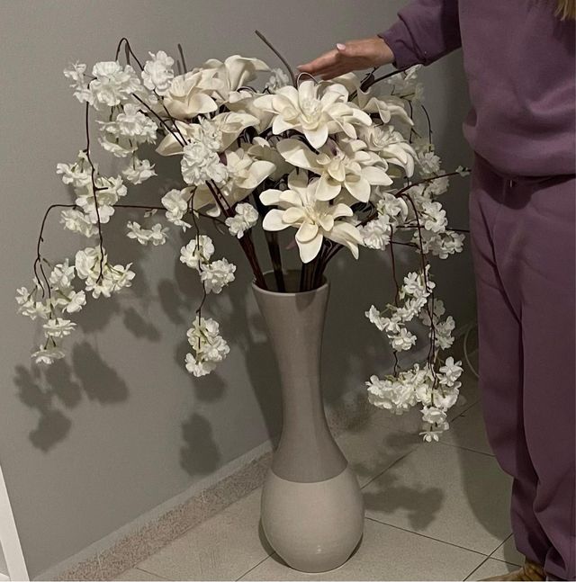 Florero cerámico con flores artificiales