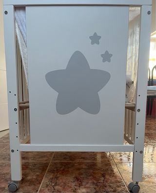 Cuna de madera blanca para bebé 