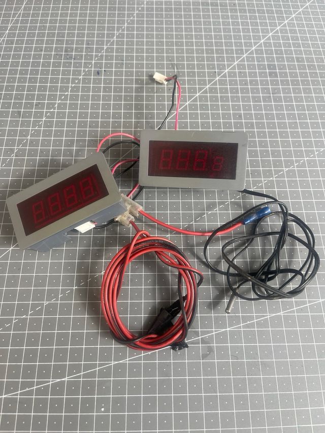 Pareja de termómetros digitales LED con sonda