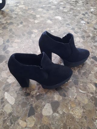 ZAPATO NEGRO ,tipo antelina no de piel  