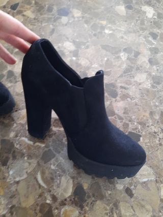 ZAPATO NEGRO ,tipo antelina no de piel  