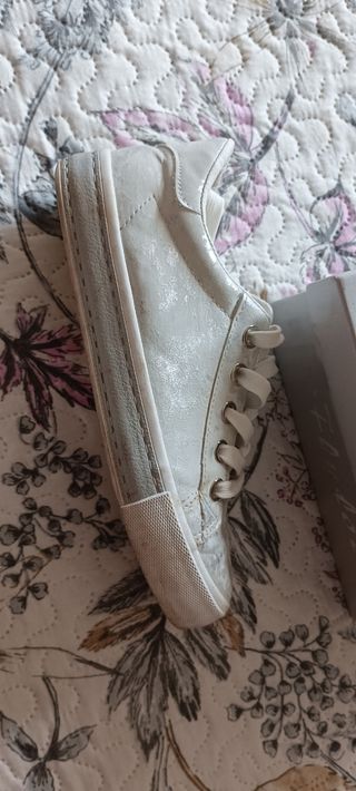 Zapatillas blancas plateadas 