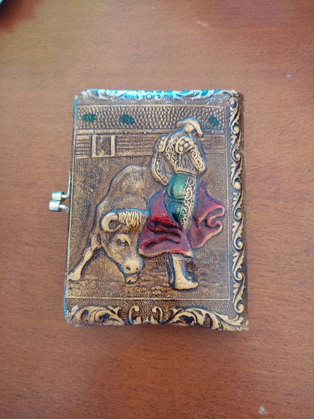 Cartera piel antigua grabada