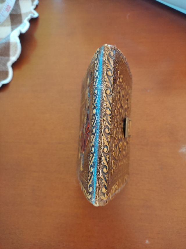 Cartera piel antigua grabada