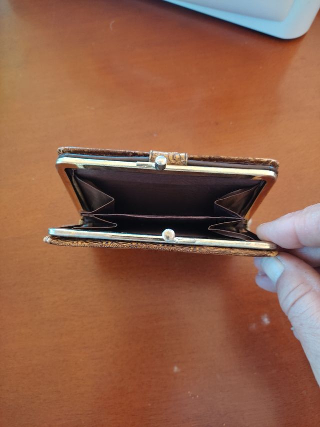 Cartera piel antigua grabada