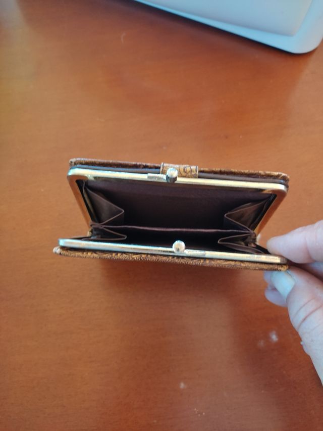 Cartera piel antigua grabada