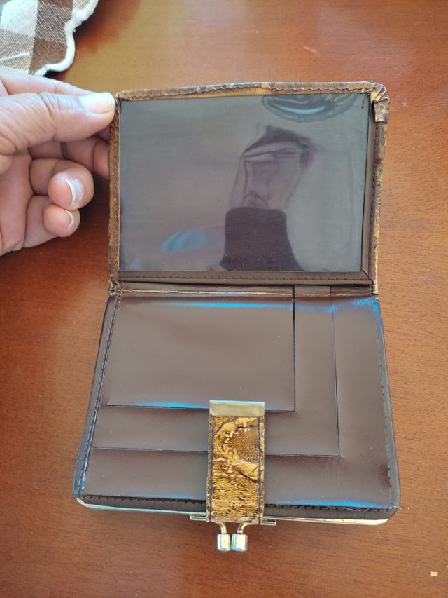 Cartera piel antigua grabada