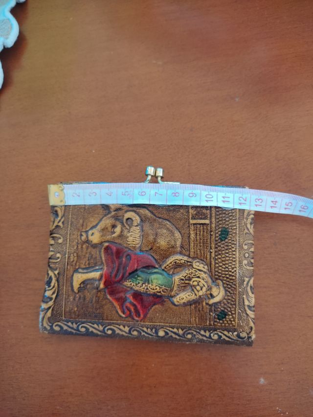 Cartera piel antigua grabada