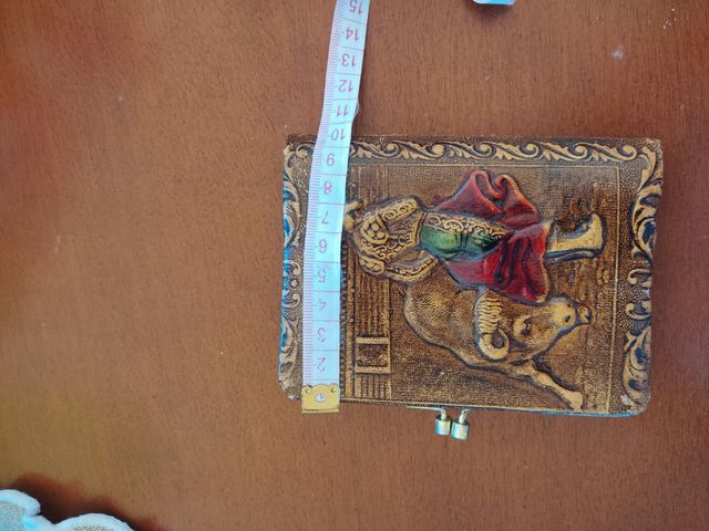 Cartera piel antigua grabada