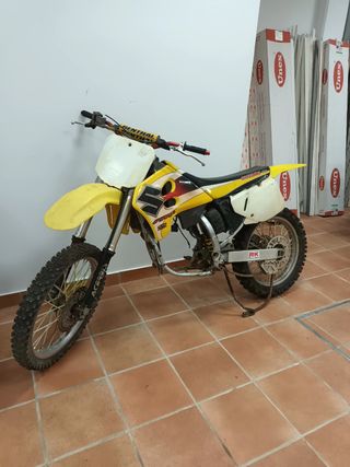 Suzuki RM 250 cc 2 tiempos