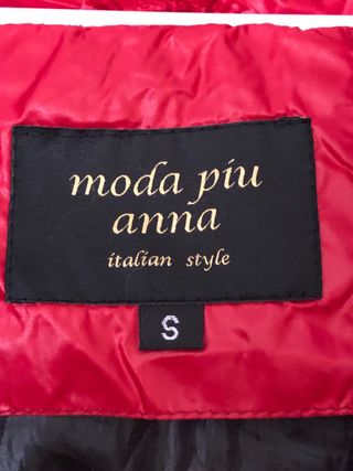 Chaqueta roja acolchada con capucha