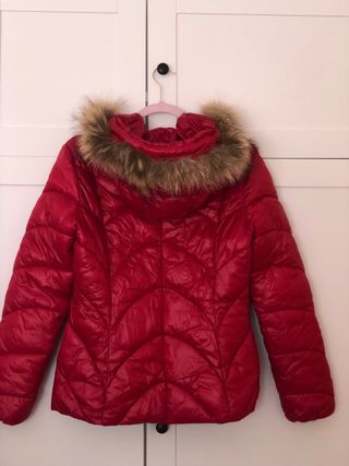 Chaqueta roja acolchada con capucha