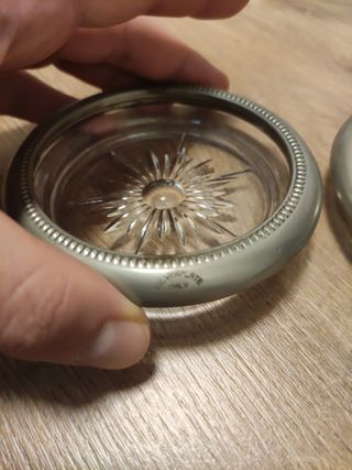 Dos platos o ceniceros de cristal y plata. 