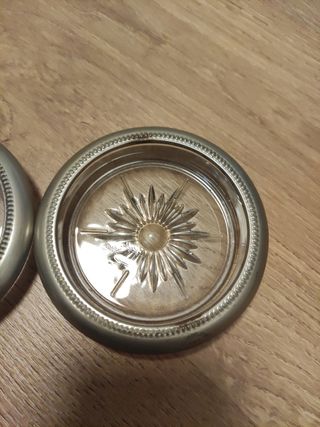 Dos platos o ceniceros de cristal y plata. 