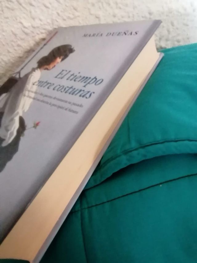 libro el tiempo entre costuras