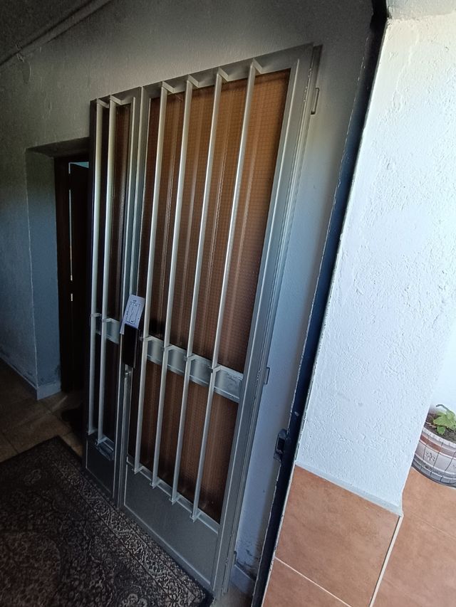 Puerta de entrada de aluminio